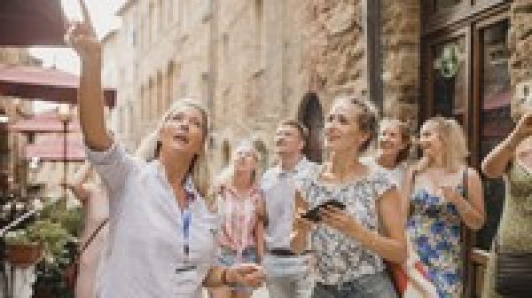 50 Must-Have Skills for a Tour Guide
